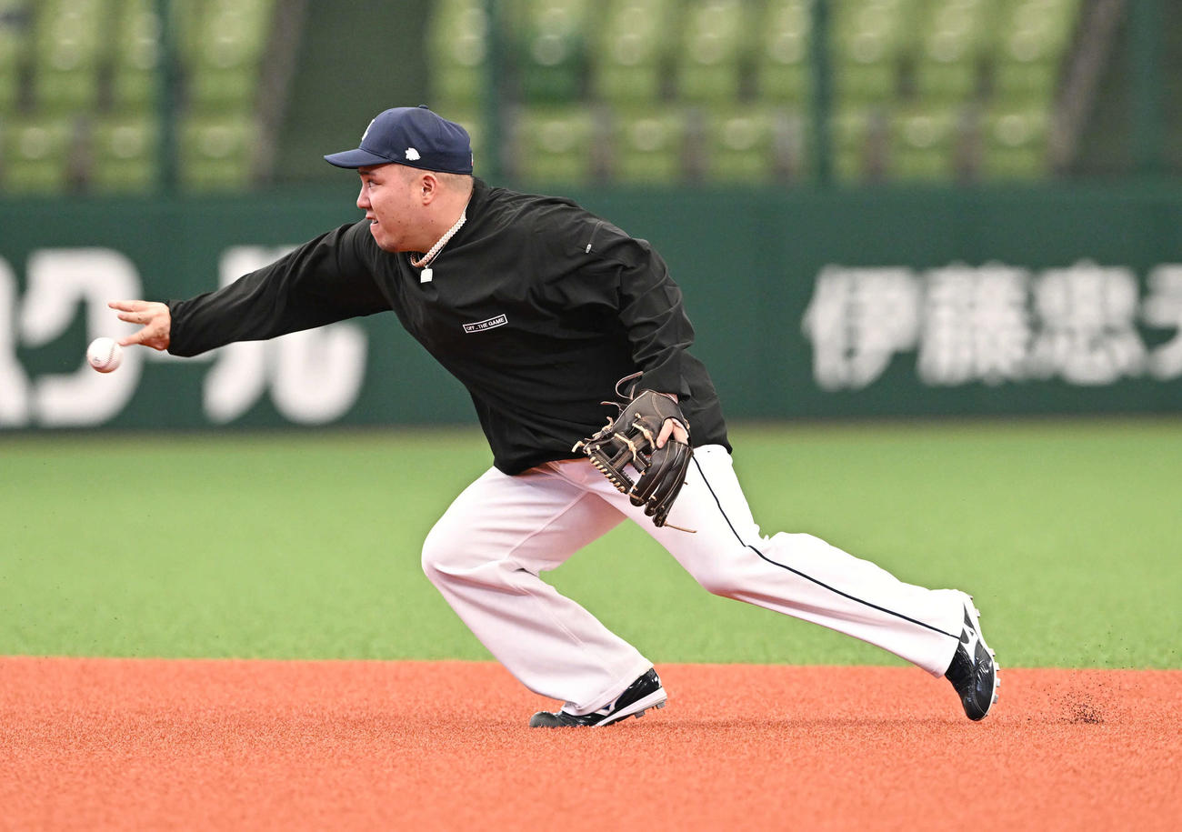 軽快な動きで守備練習する西武山川（撮影・滝沢徹郎）