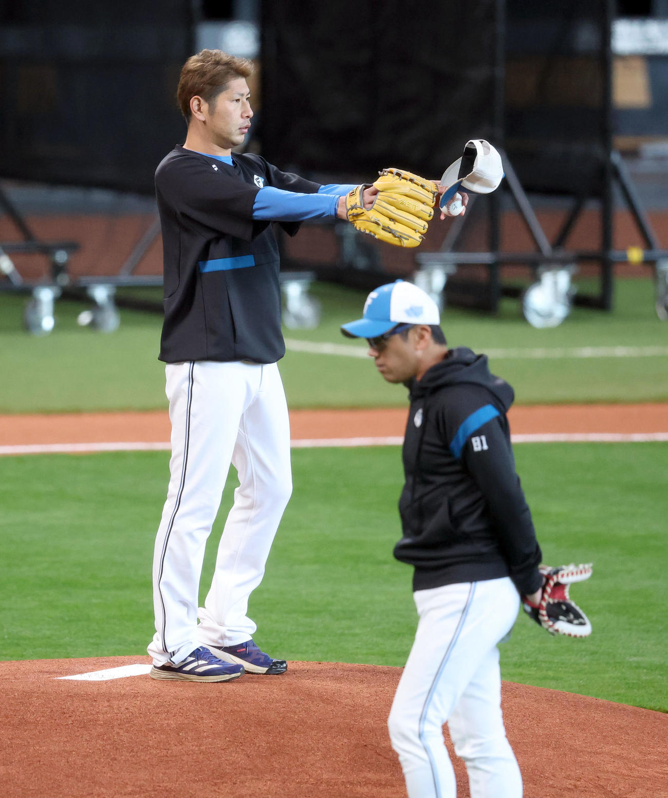 マウンドの感触を確かめる日本ハム開幕投手の加藤貴（撮影・佐藤翔太）
