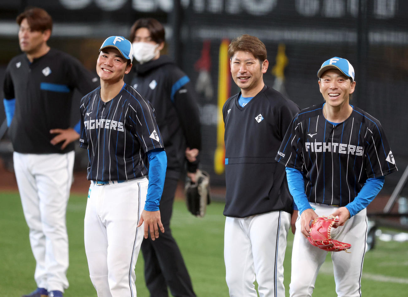 練習中、笑顔を見せる日本ハム清宮（左）加藤貴（中央）宮西（撮影・佐藤翔太）