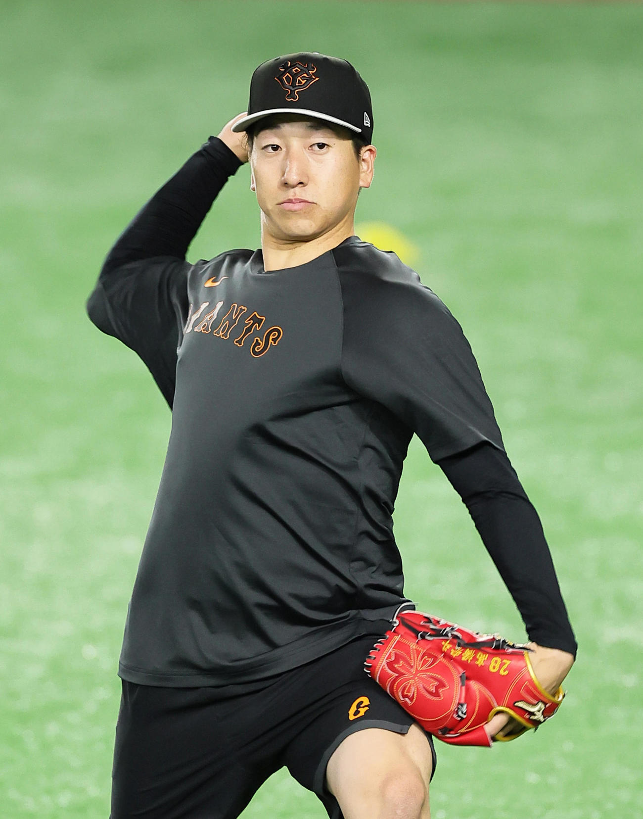 合流した巨人大勢は中日高橋宏のグラブで練習する（撮影・足立雅史）