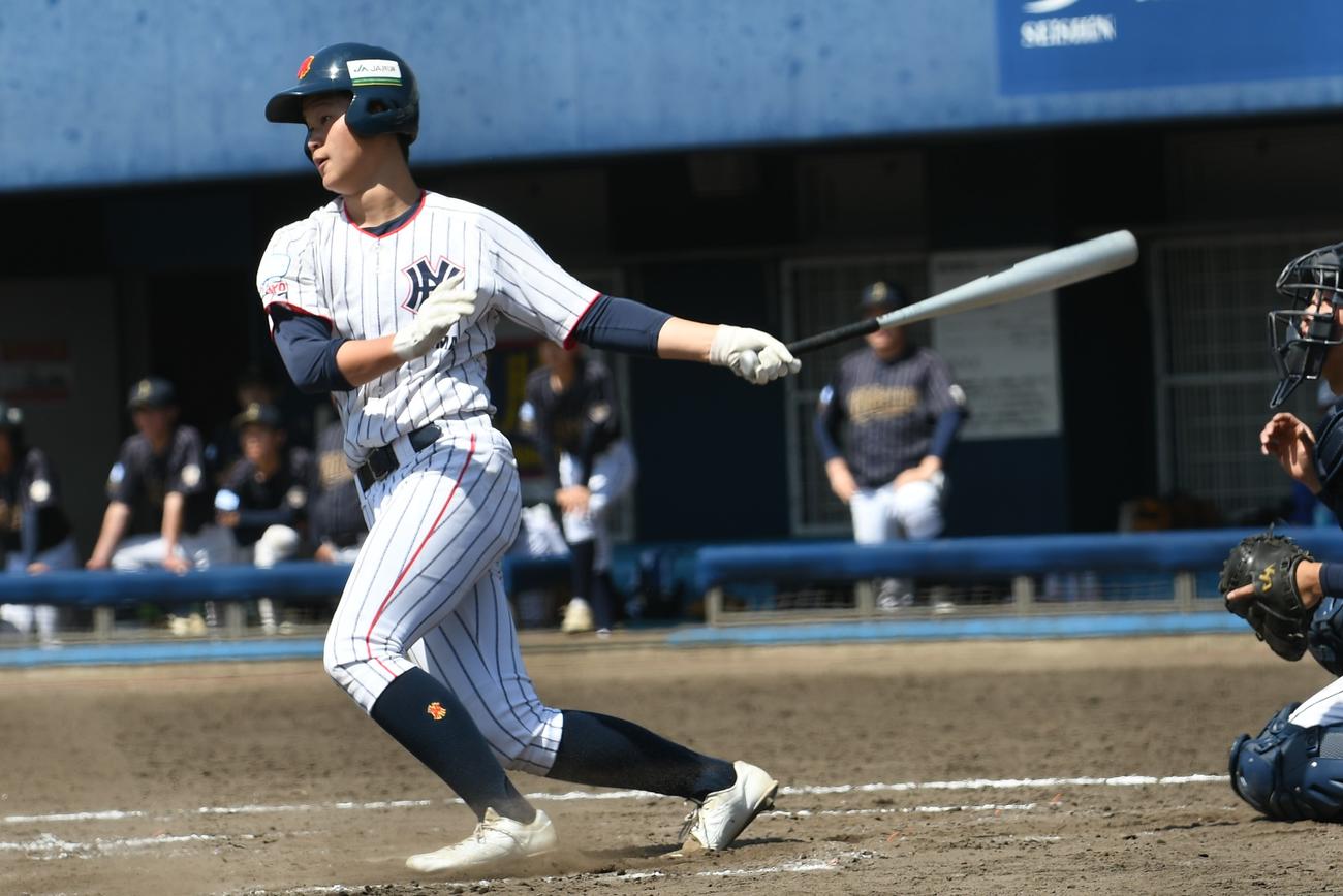 東練馬対秦野　東練馬の齋藤主将は3回にタイムリーを放った（撮影・久我悟）