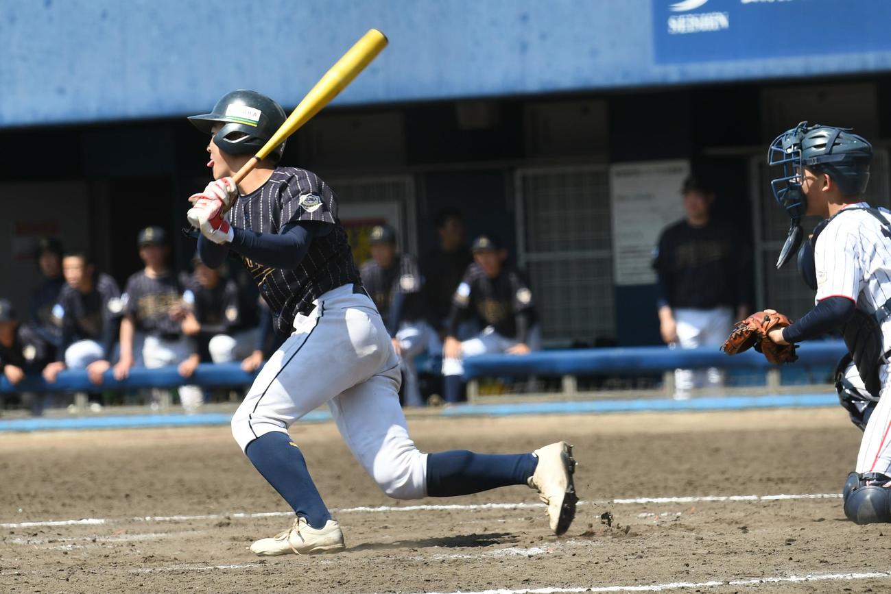 東練馬対秦野　秦野の清野主将は3回に中前タイムリーを放った（撮影・久我悟）