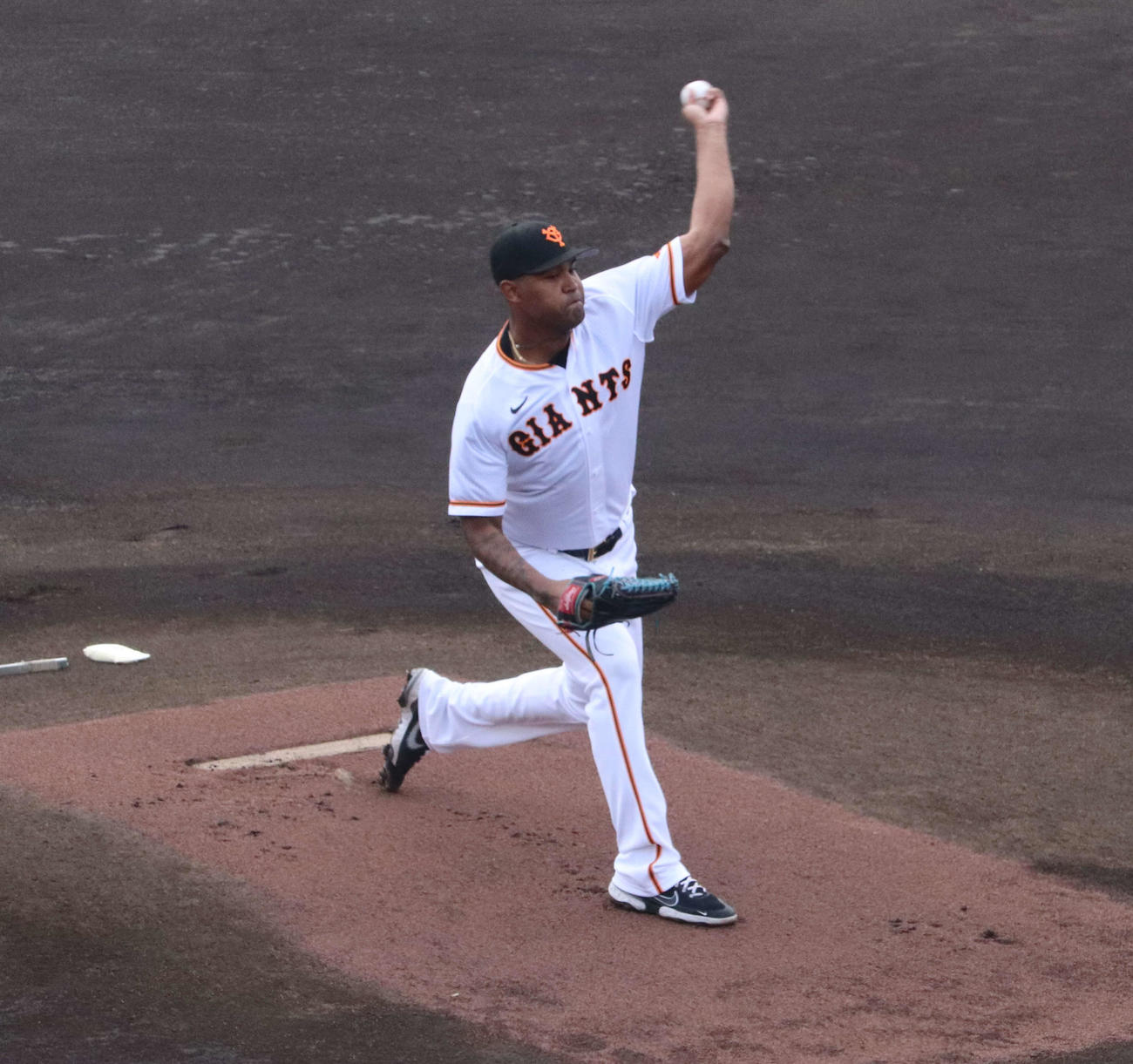 イースタン・リーグのロッテ戦に先発した巨人新外国人のメンデス（撮影・小早川宗一郎）