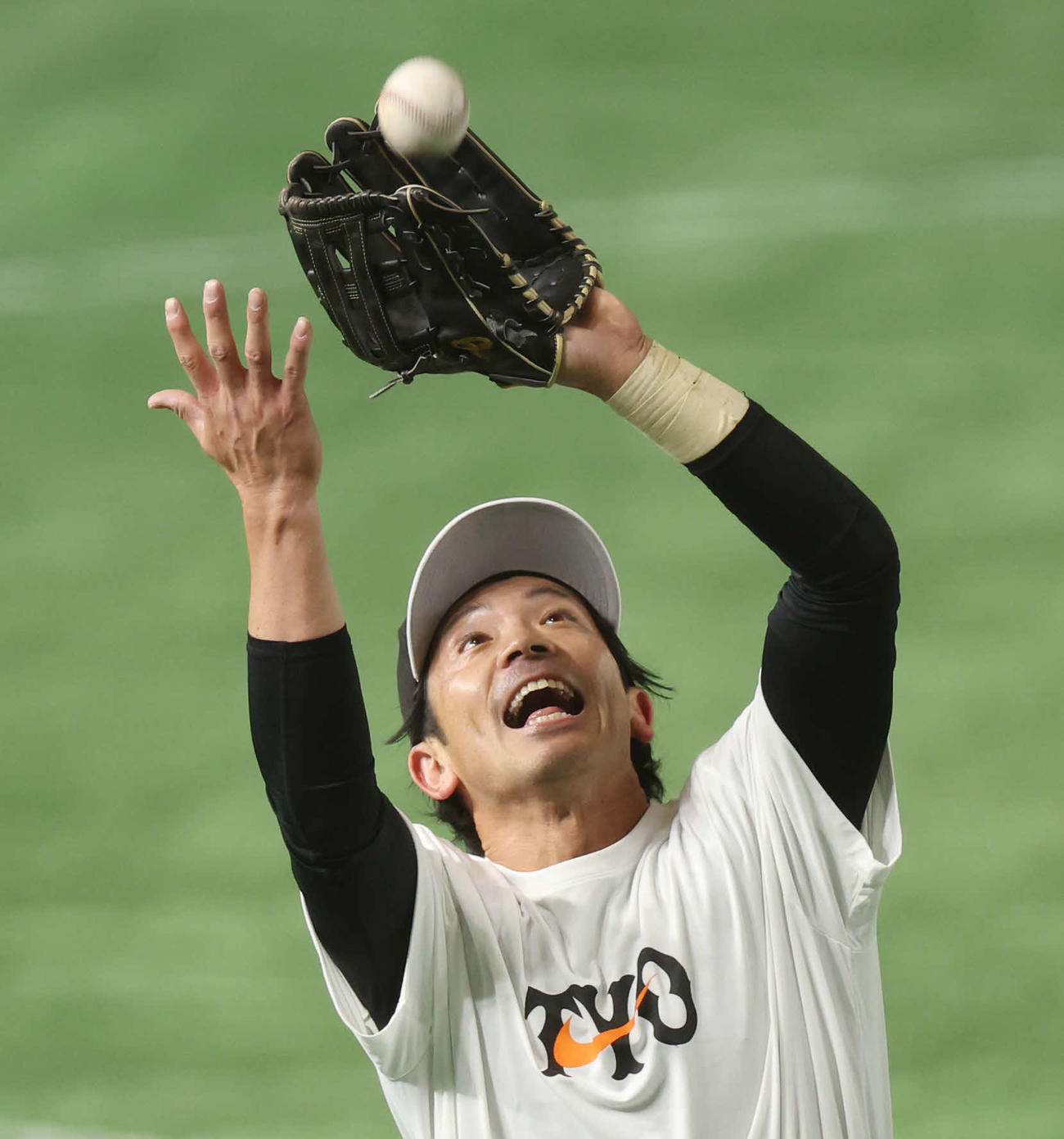 ノックで捕球する巨人松田（撮影・宮地輝）