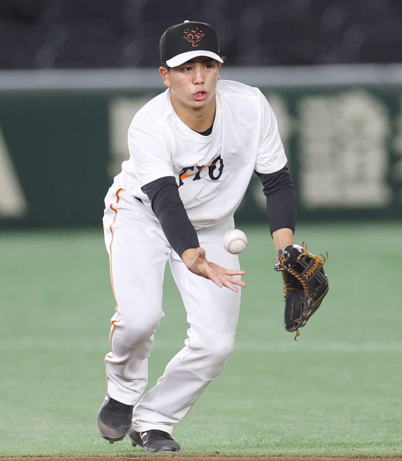 シートノックでトスする巨人門脇（撮影・宮地輝）