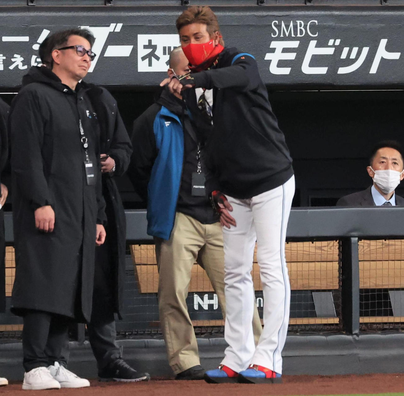 前沢取締役事業統轄本部長（左）と話す日本ハム新庄監督（2023年3月1日撮影）