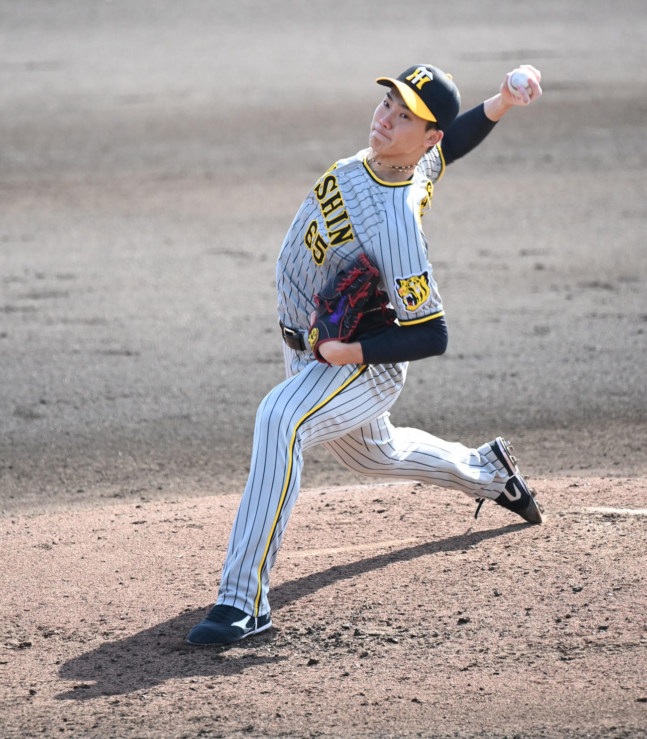 オリックス対阪神　6回裏に阪神2番手で登板し、無安打無失点に抑える阪神湯浅（撮影・和賀正仁）