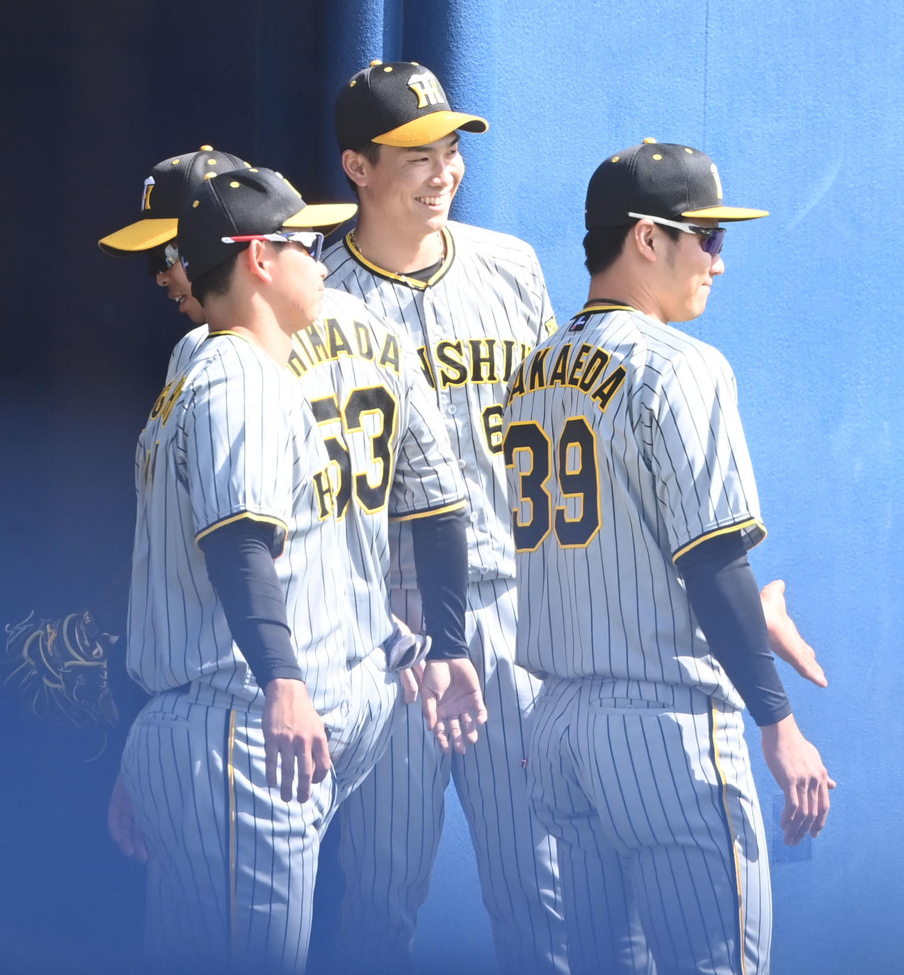 オリックス対阪神　無失点に抑え笑顔でナインを迎える湯浅（撮影・和賀正仁）