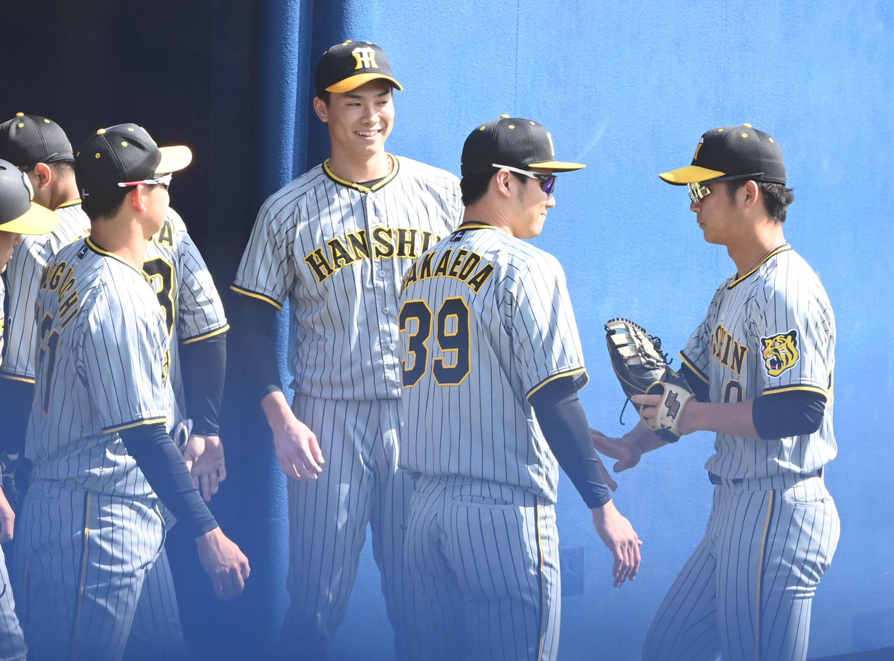 オリックス対阪神　無失点に抑え笑顔でナインを迎える湯浅（撮影・和賀正仁）