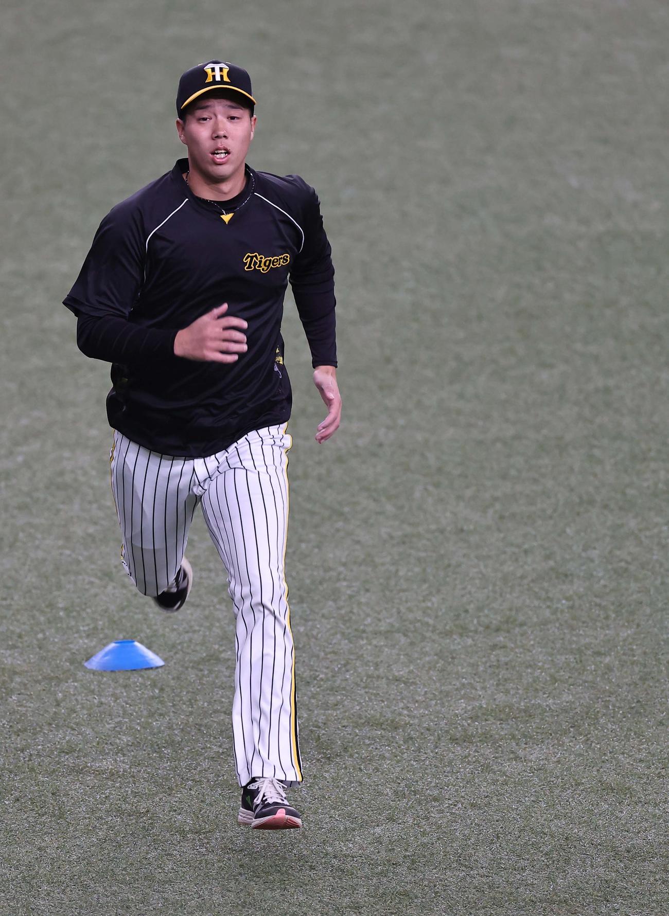 外野をダッシュする阪神青柳（撮影・上田博志）