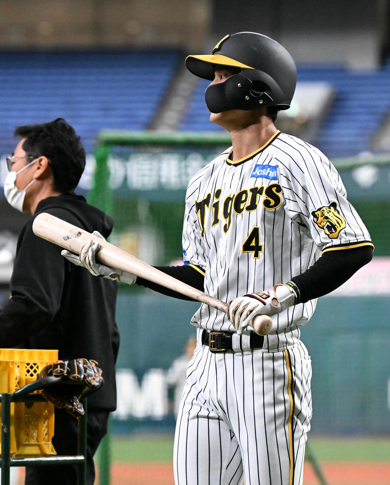 平田ヘッドコーチに止められベンチに引き上げる阪神熊谷（撮影・石井愛子）