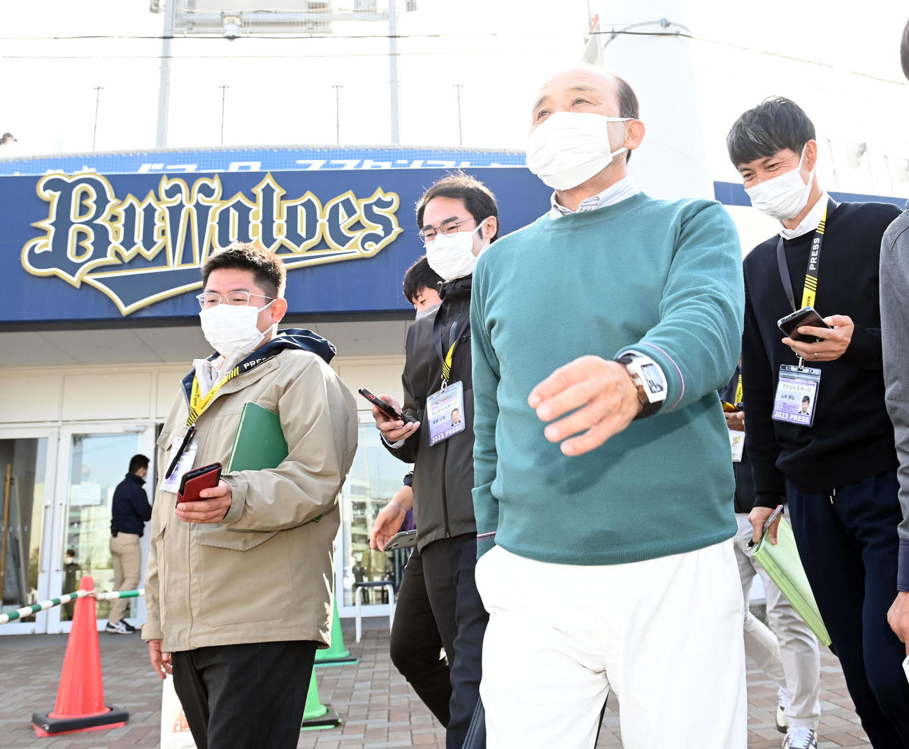 2軍戦を視察し引き揚げる阪神岡田監督（撮影・和賀正仁）