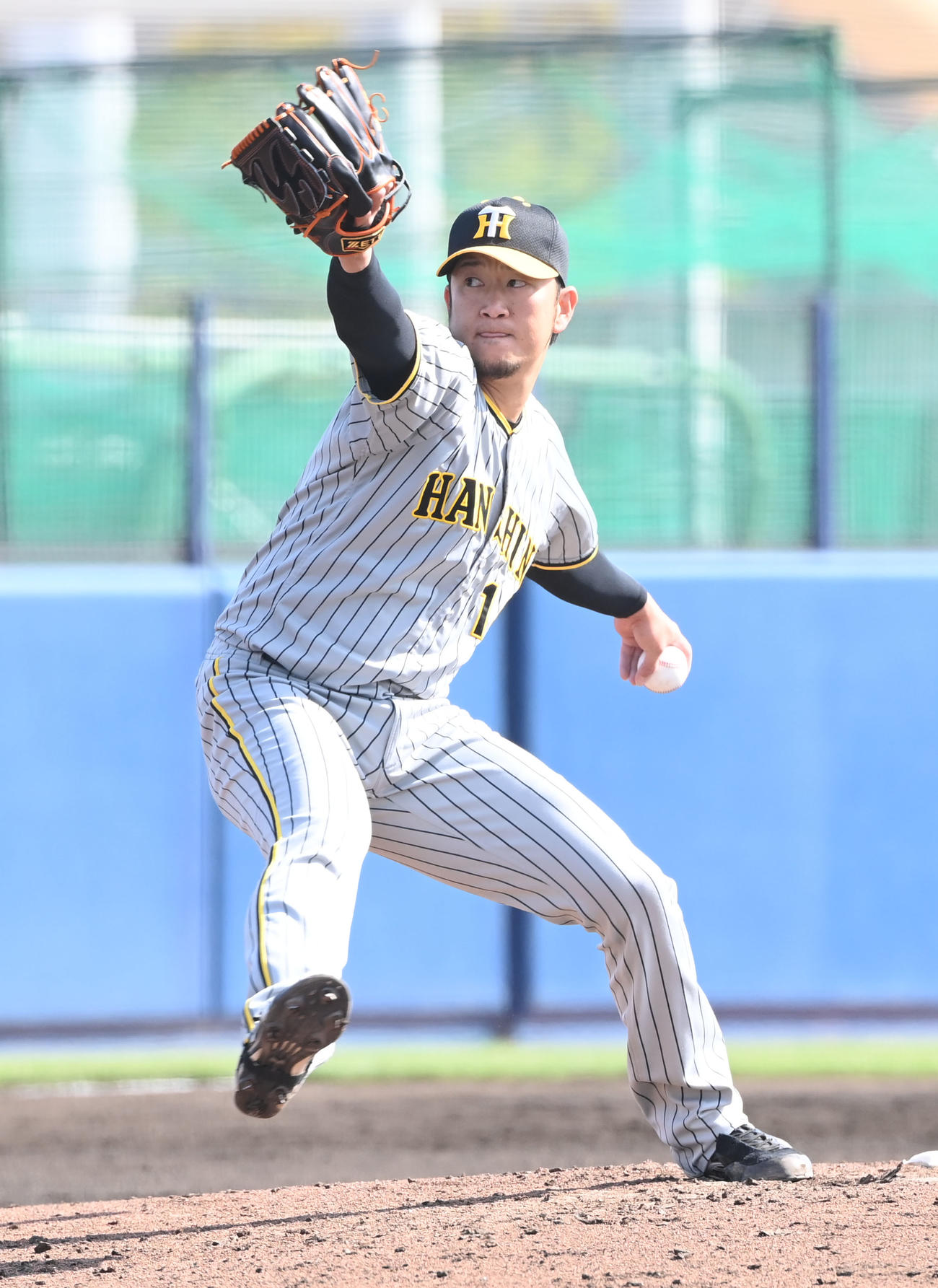 オリックス対阪神　7回に阪神3番手で登板する岩貞（撮影・和賀正仁）