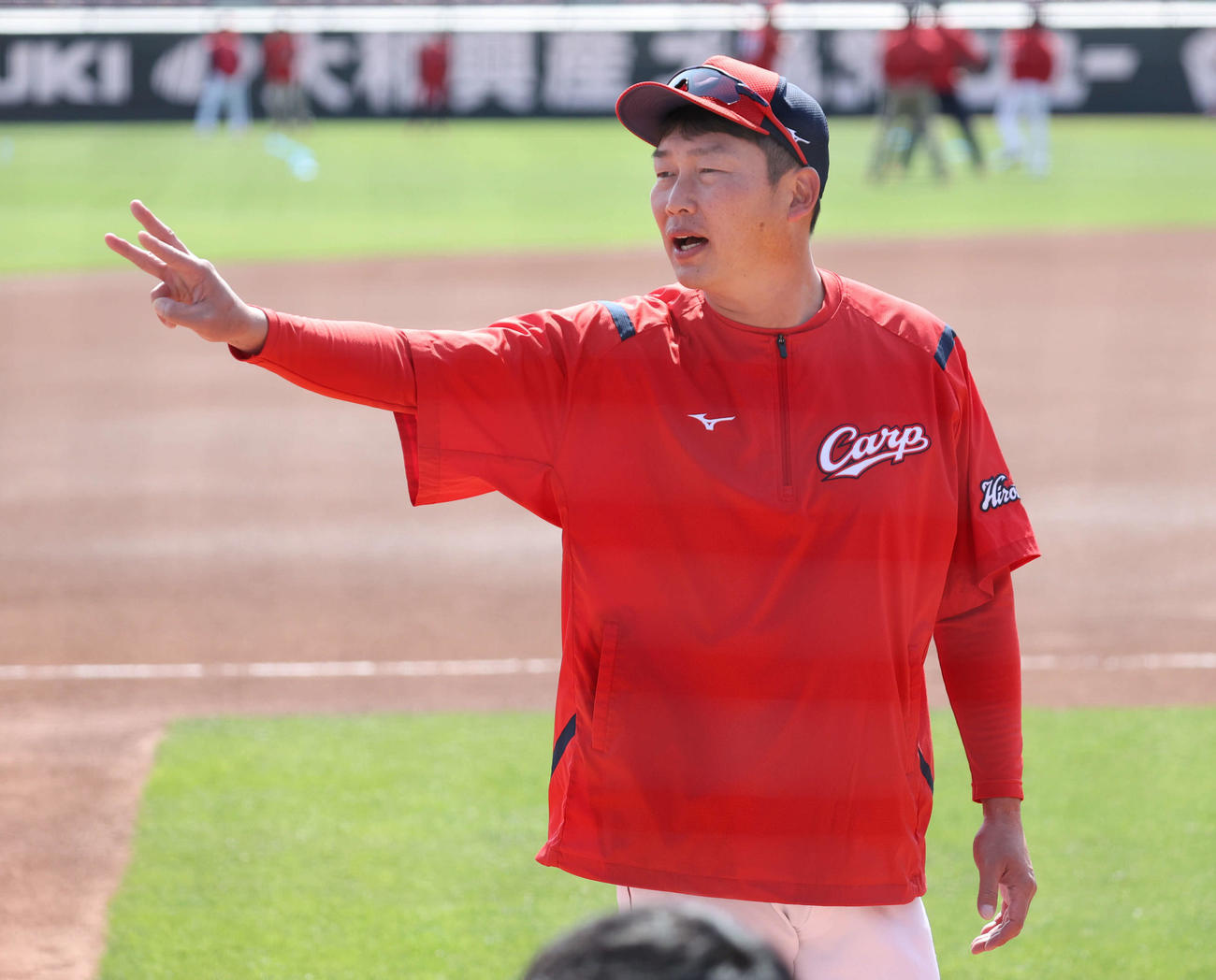 広島全体練習　囲み取材に応じる新井監督（撮影・加藤孝規）