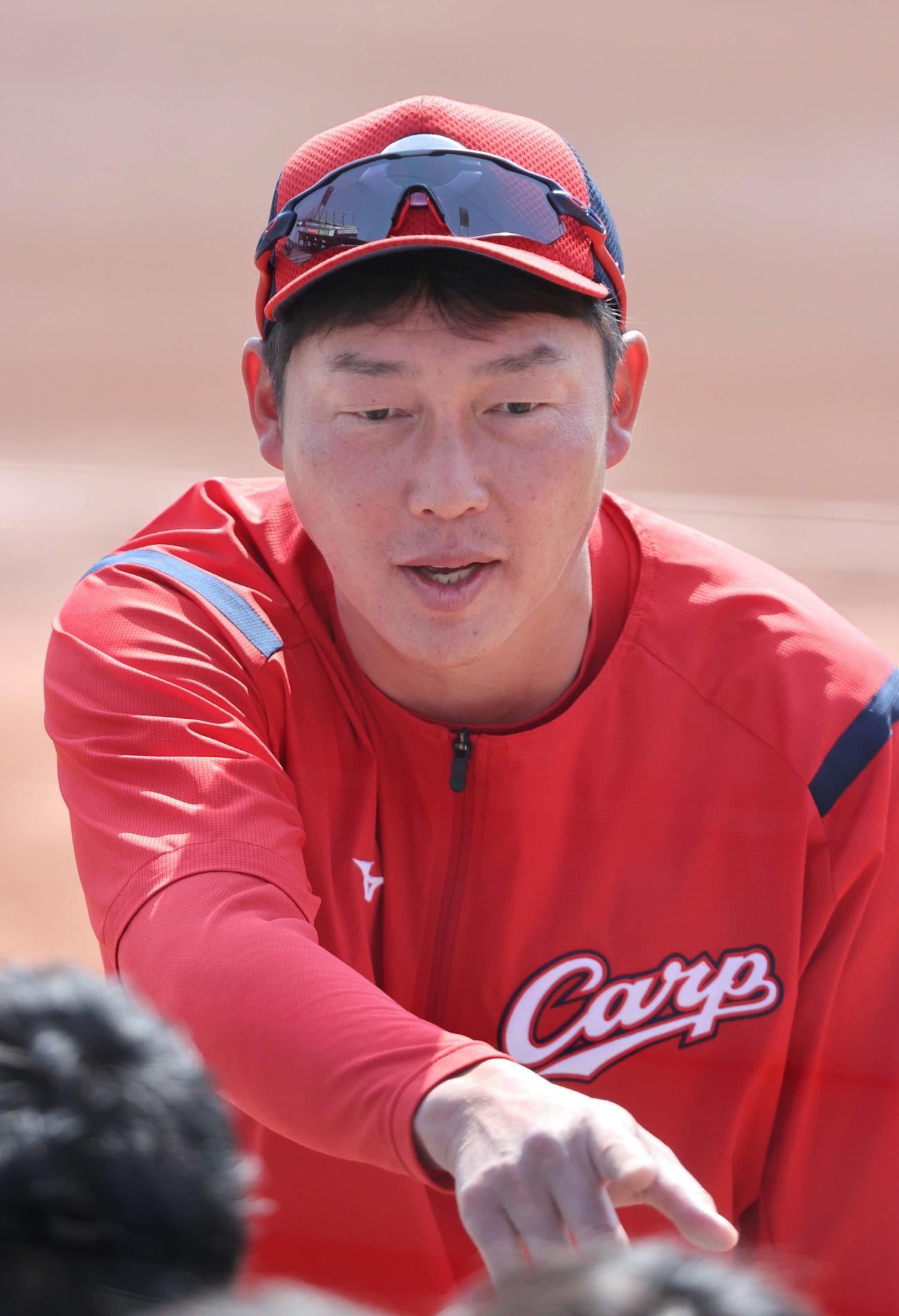 広島全体練習　囲み取材に応じる新井監督（撮影・加藤孝規）