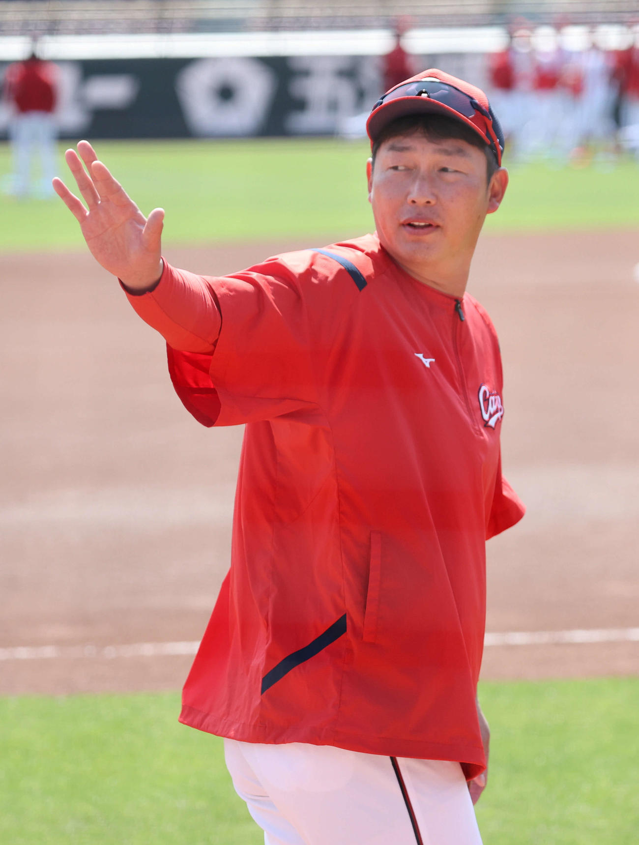 広島全体練習　囲み取材に応じる新井監督（撮影・加藤孝規）