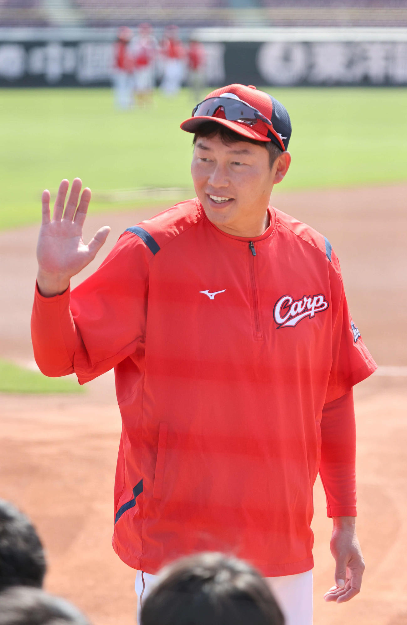 広島全体練習　囲み取材に応じる新井監督（撮影・加藤孝規）