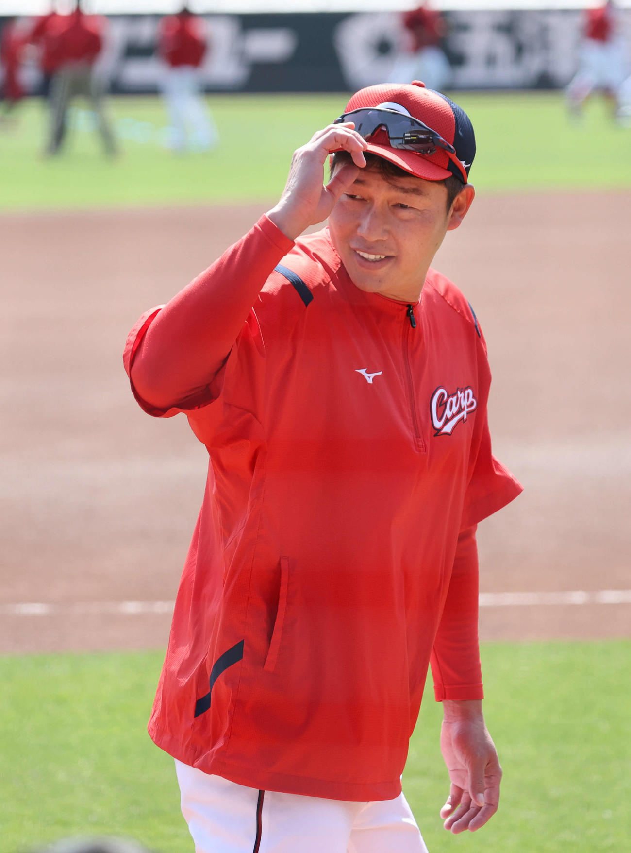 広島全体練習　囲み取材に応じる新井監督（撮影・加藤孝規）