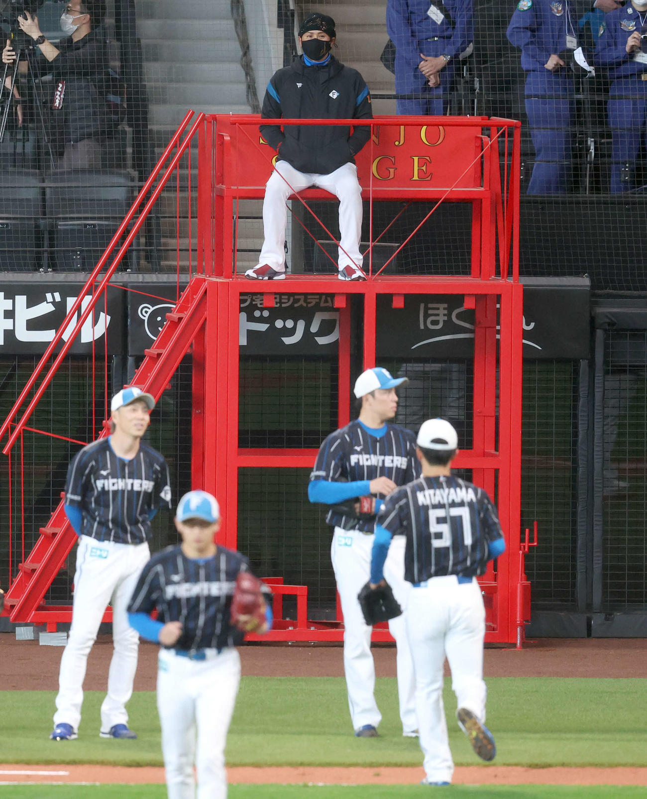 投内連係を見つめる日本ハム新庄監督（中央後方）（撮影・佐藤翔太）