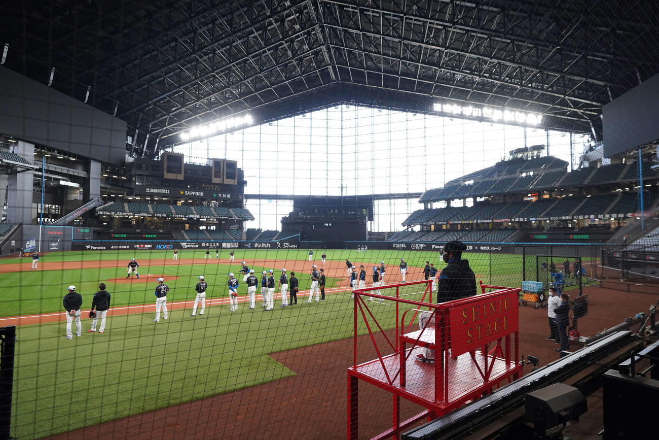 「SHINJO STAGE」から選手の動きを見つめる日本ハム新庄監督（撮影・井上学）