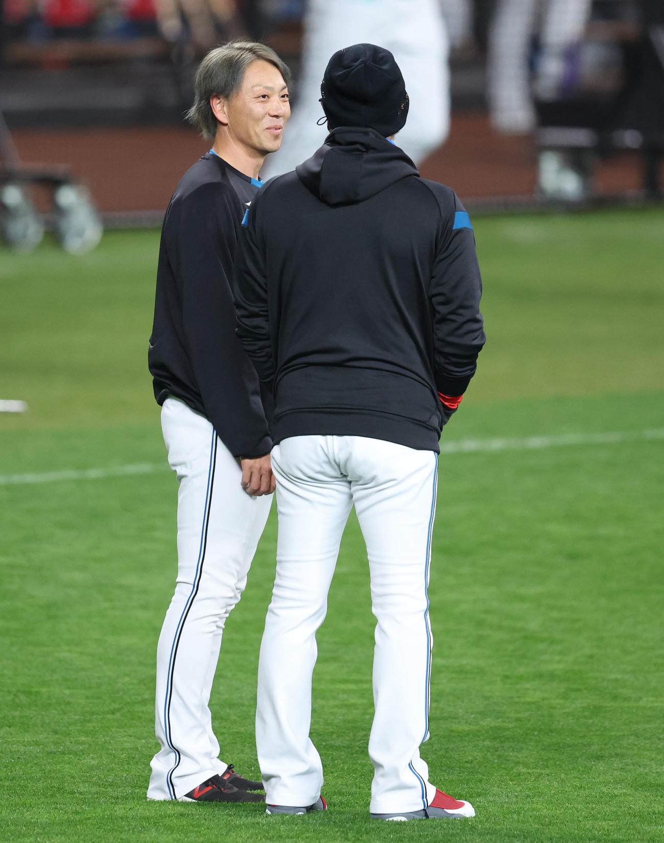会話をする日本ハム宮西（左）と新庄監督（撮影・佐藤翔太）