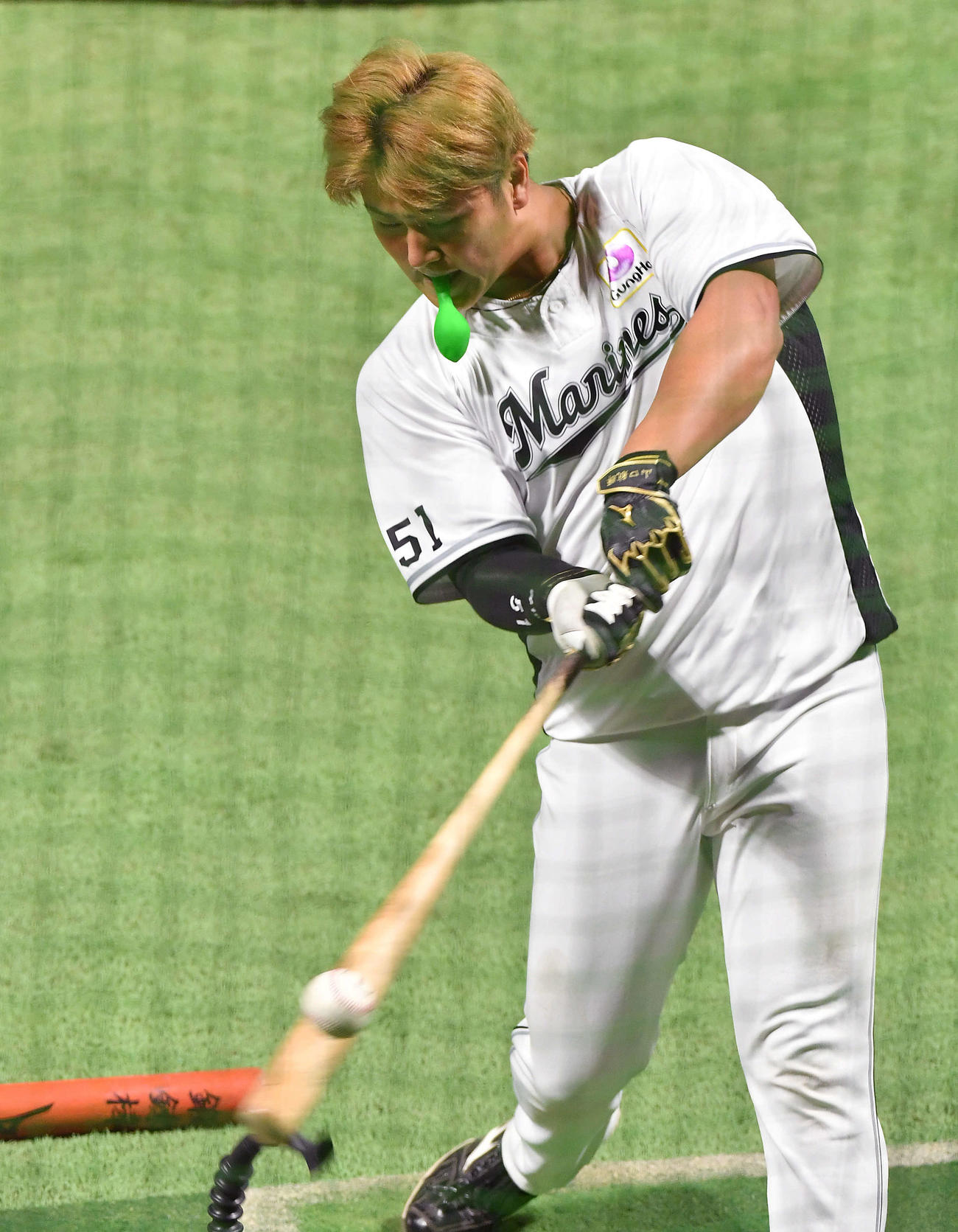 風船を口にくわえて打撃練習を行う山口（撮影・岩下翔太）