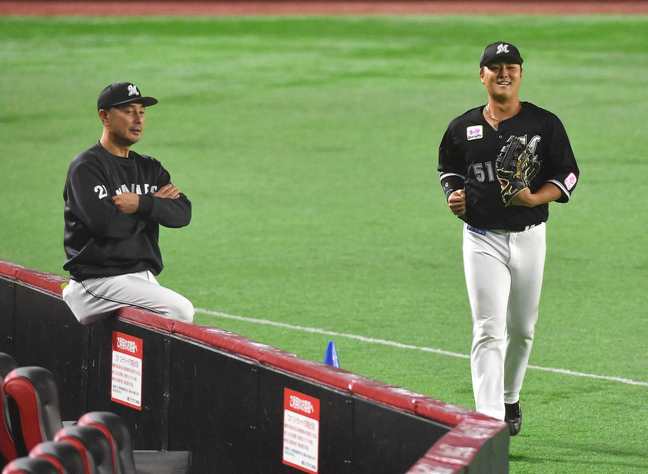 守備練習を終えて打撃練習へ向かう山口（右）、左は吉井監督（撮影・岩下翔太）