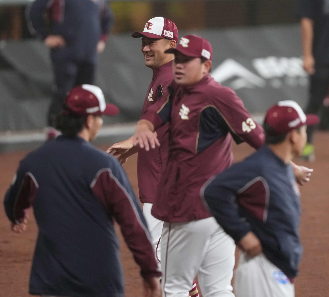 笑顔で練習に臨む楽天田中将（後方）（撮影・井上学）