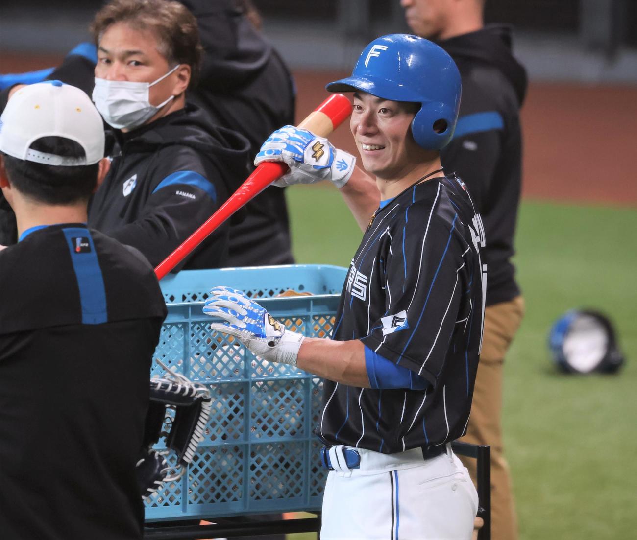 練習中、笑顔を見せる日本ハム松本剛（撮影・黒川智章）