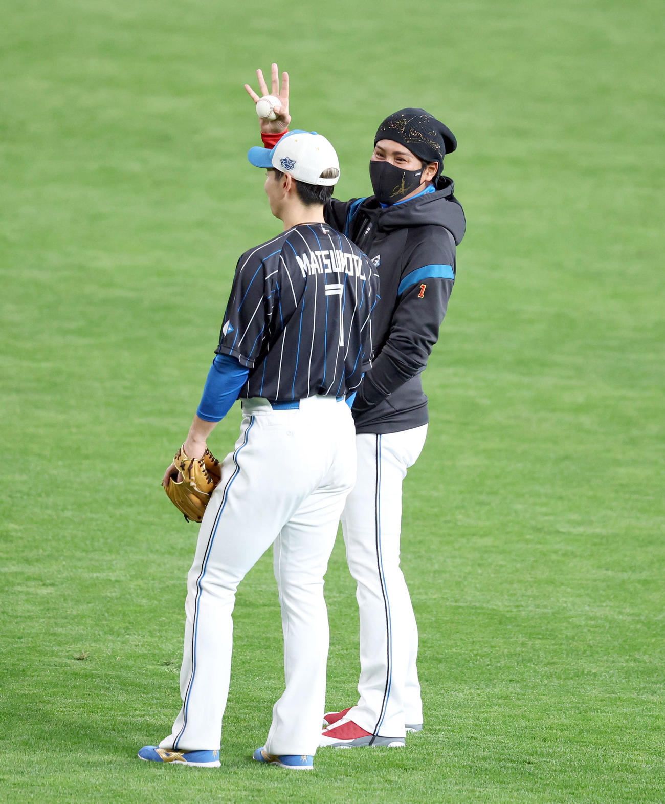 会話をする日本ハム松本剛（左手前）と新庄監督（撮影・佐藤翔太）