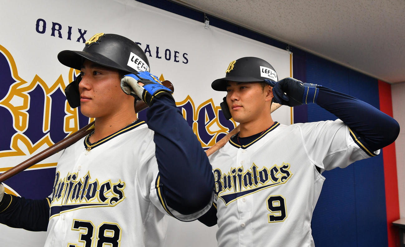 オリックスはオフィシャルスポンサー契約を締結した株式会社LEFT－Uと商品名である「セノッピー」のロゴをヘルメットに掲出。新ロゴを指さす来田涼斗（左）と野口智哉（2023年3月27日撮影）