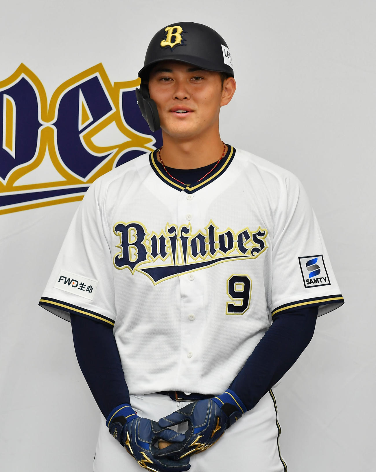 オリックスはオフィシャルスポンサー契約を締結した株式会社LEFT－Uと商品名である「セノッピー」のロゴをヘルメットに掲出。会見に臨んだ野口智哉（2023年3月27日撮影）