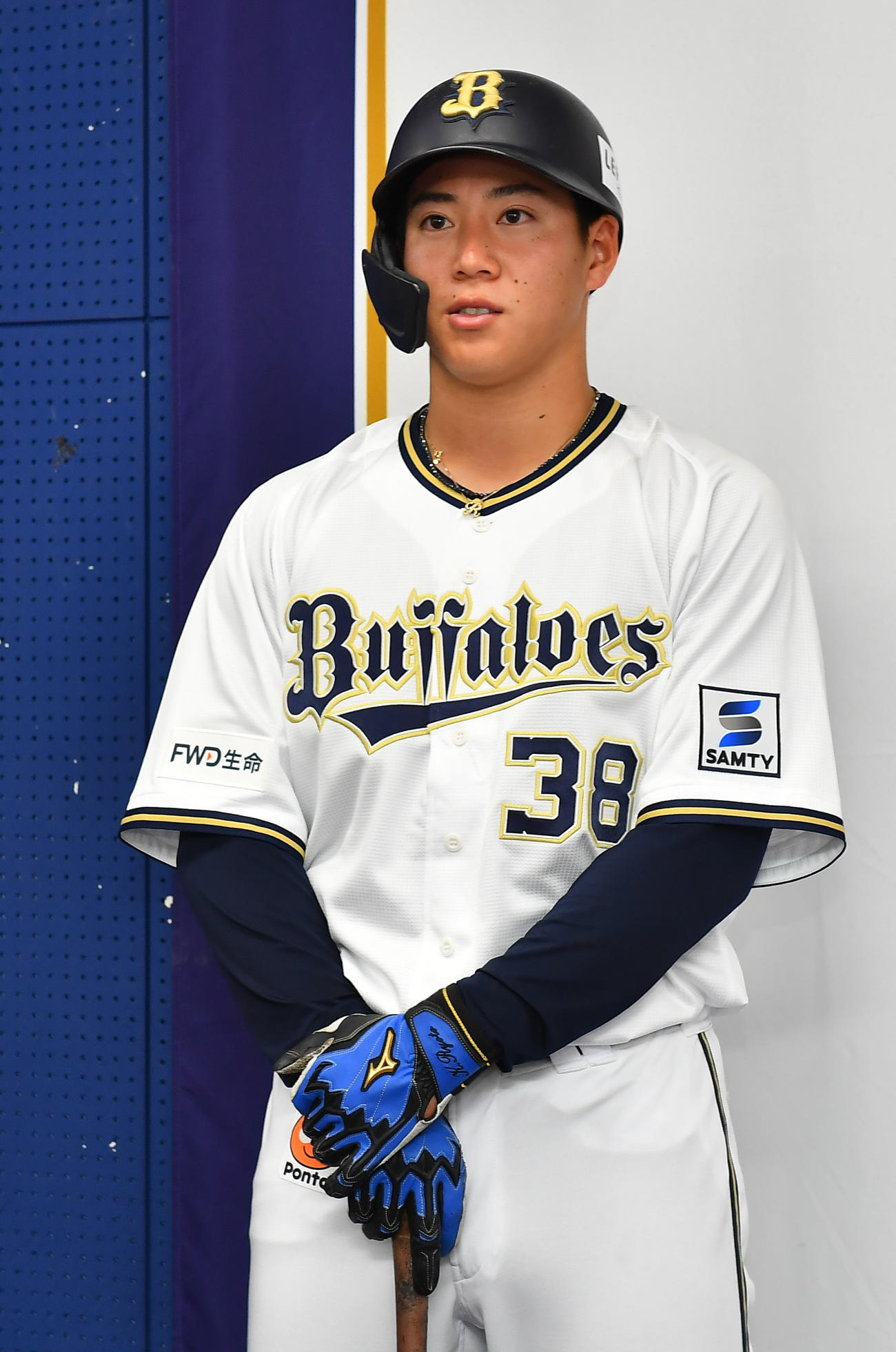 オリックスはオフィシャルスポンサー契約を締結した株式会社LEFT－Uと商品名である「セノッピー」のロゴをヘルメットに掲出。会見に臨んだ来田涼斗（2023年3月27日撮影）