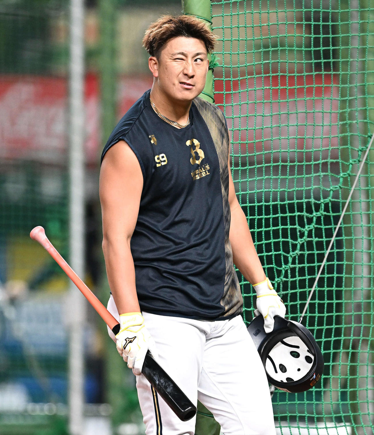 フリー打撃を終えたオリックス杉本はウインクする（撮影・滝沢徹郎）