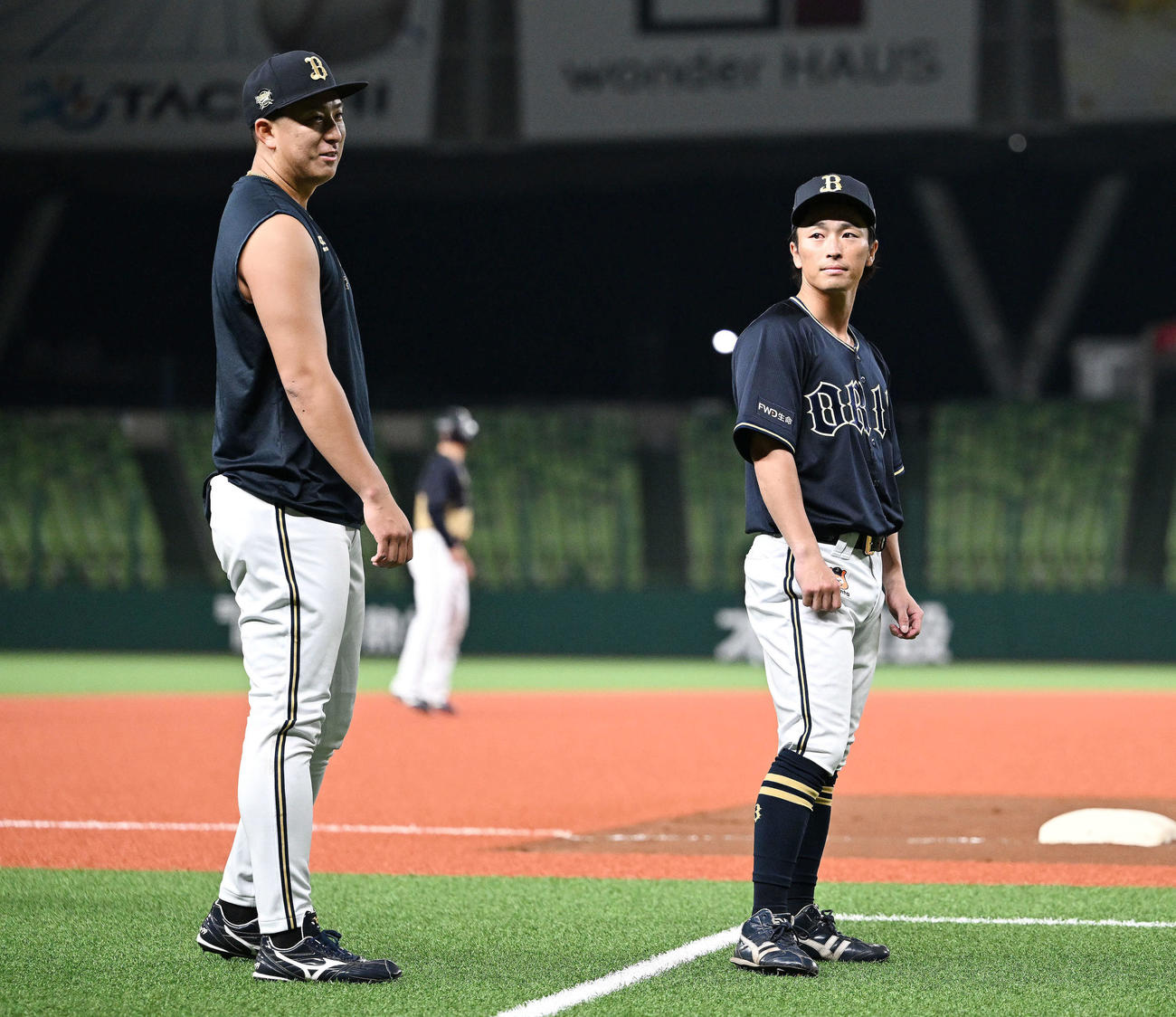 冷え込むベルーナドームで半袖姿で練習に臨むオリックス杉本（左）と福田（撮影・滝沢徹郎）