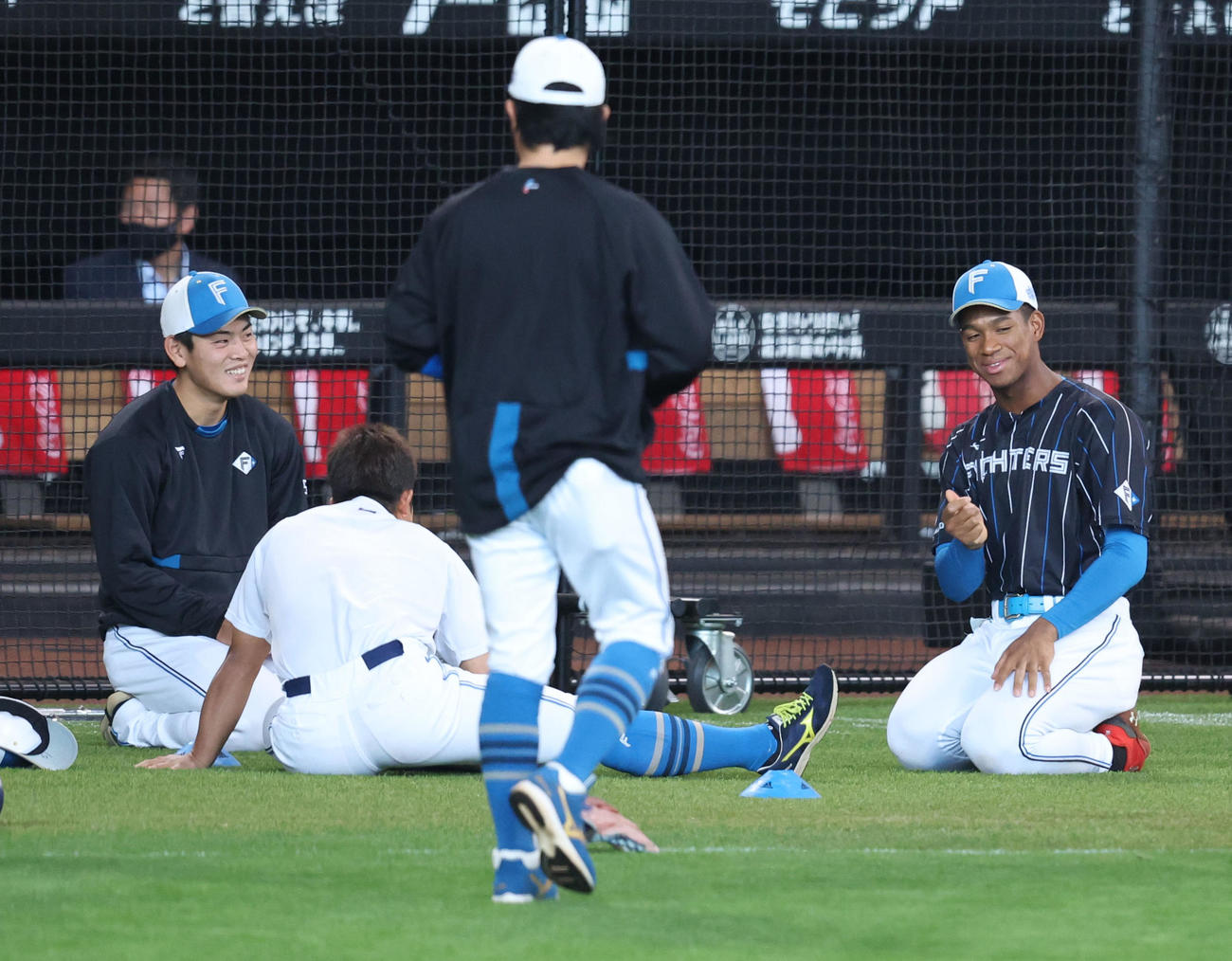 談笑する、左から日本ハム野村、今川、万波（撮影・佐藤翔太）