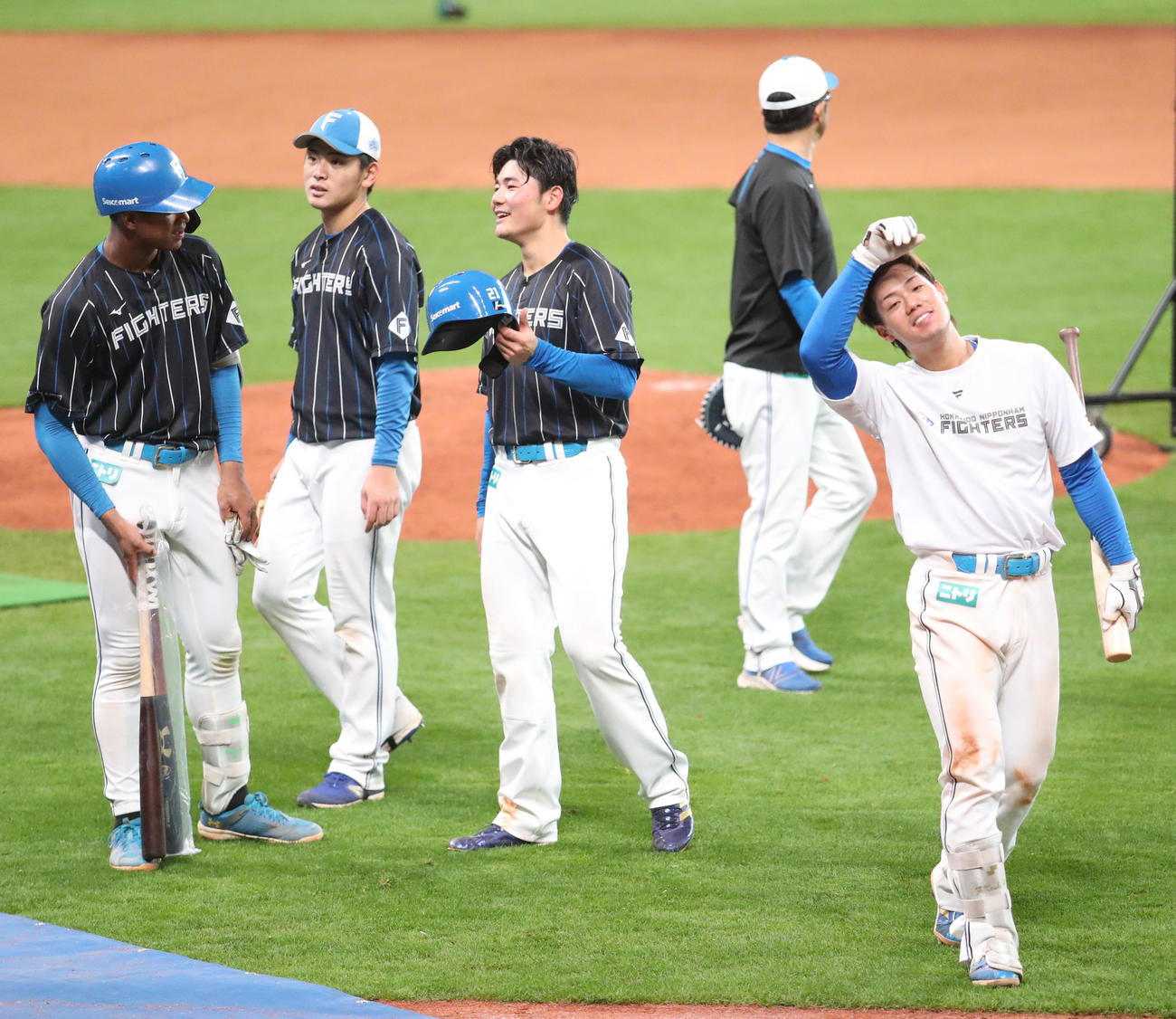 打撃練習を終え笑顔で引き揚げる左から日本ハム万波、野村、清宮、福田光（撮影・佐藤翔太）