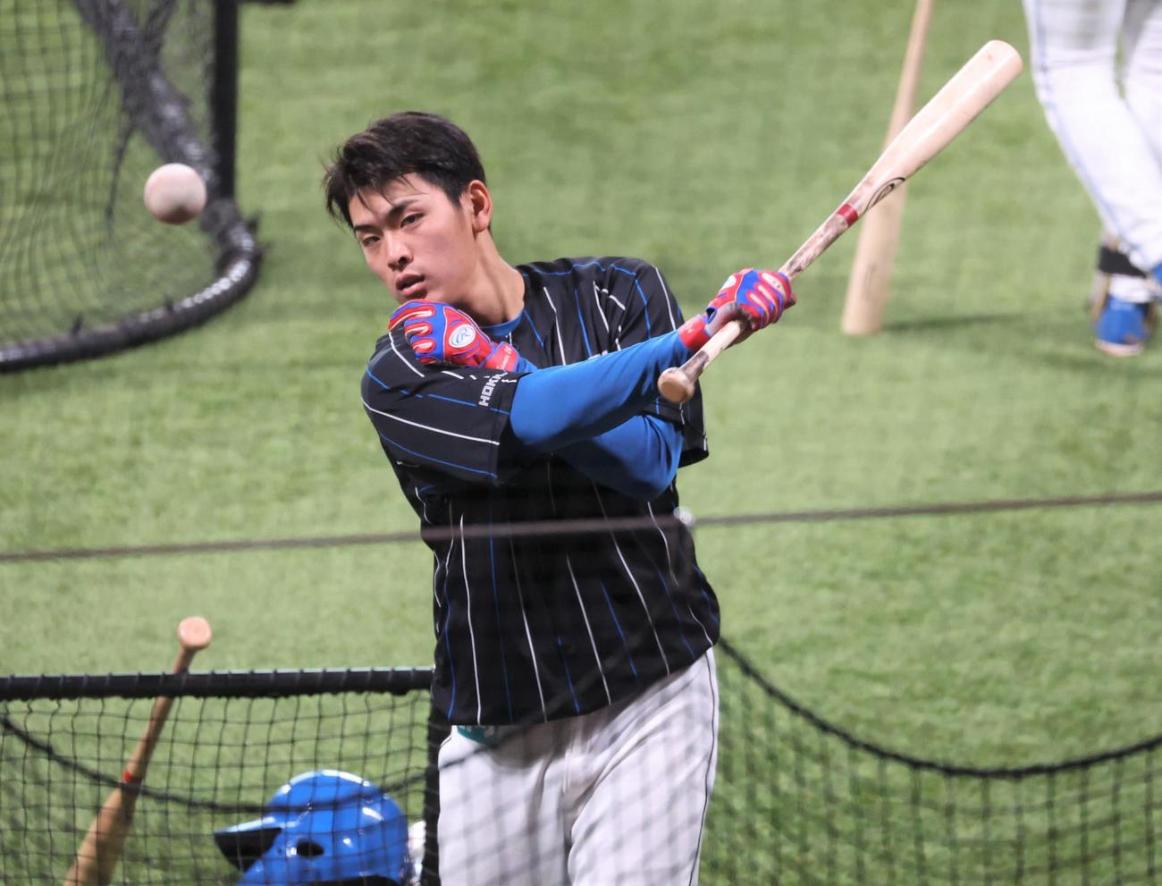 ティー打撃する日本ハム野村（撮影・黒川智章）