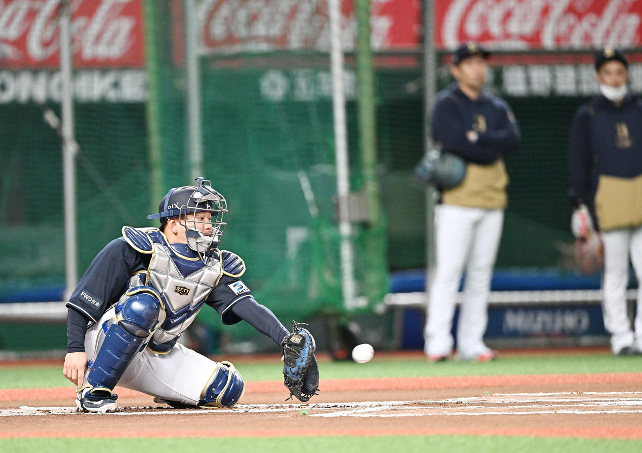 ベルーナドームでオリックス森は投球練習する山下のボールを受ける（撮影・滝沢徹郎）