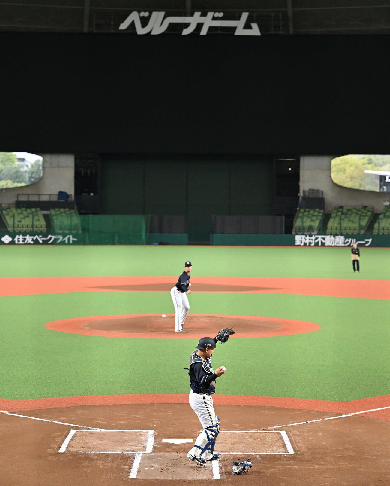 ベルーナドームでオリックス森（手前）は投球練習する山下のボールを受ける（撮影・滝沢徹郎）