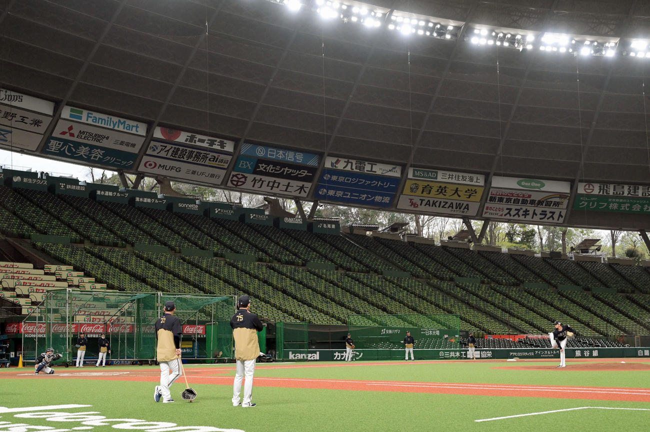 ベルーナドームでオリックス森（左）は投球練習する山下のボールを受ける（撮影・滝沢徹郎）