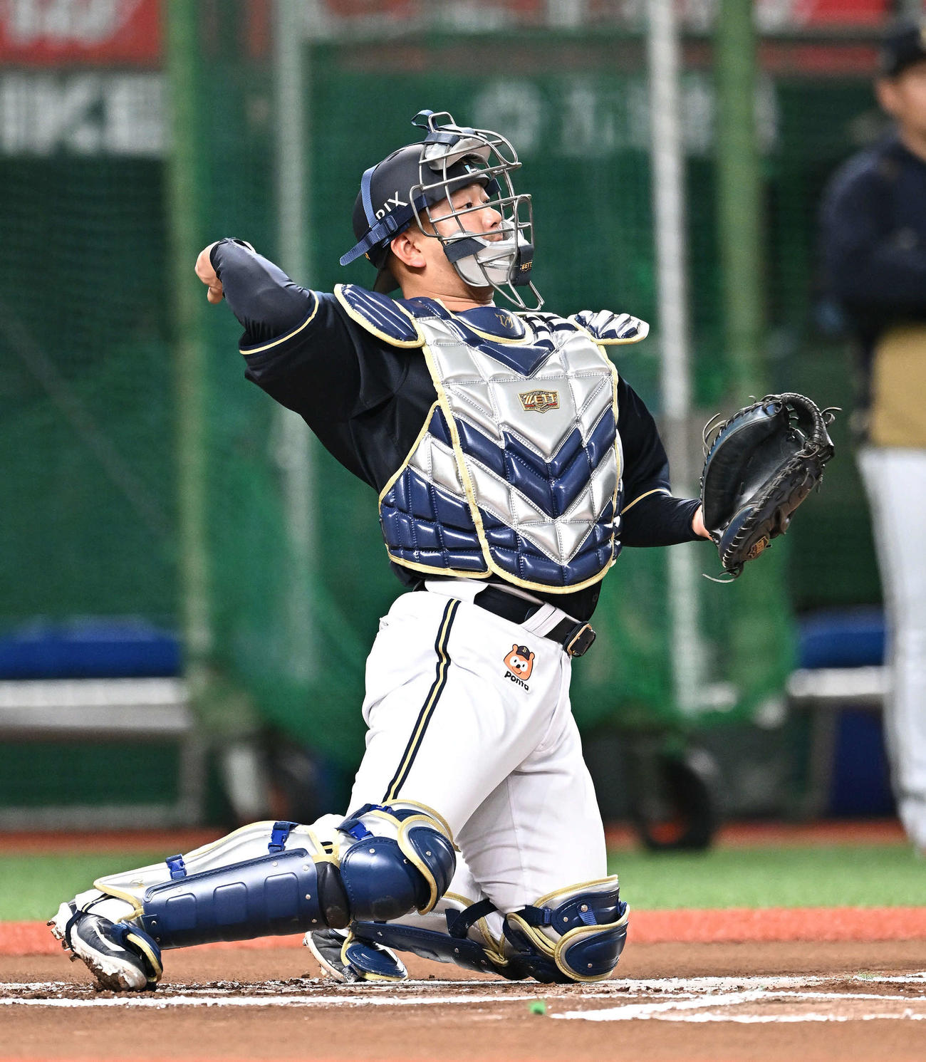 ベルーナドームでオリックス森は投球練習する山下に返球する（撮影・滝沢徹郎）