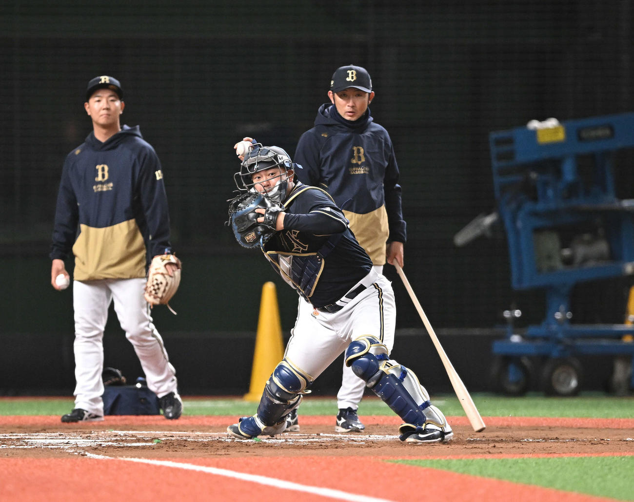 投内連係で送球するオリックス森（撮影・滝沢徹郎）