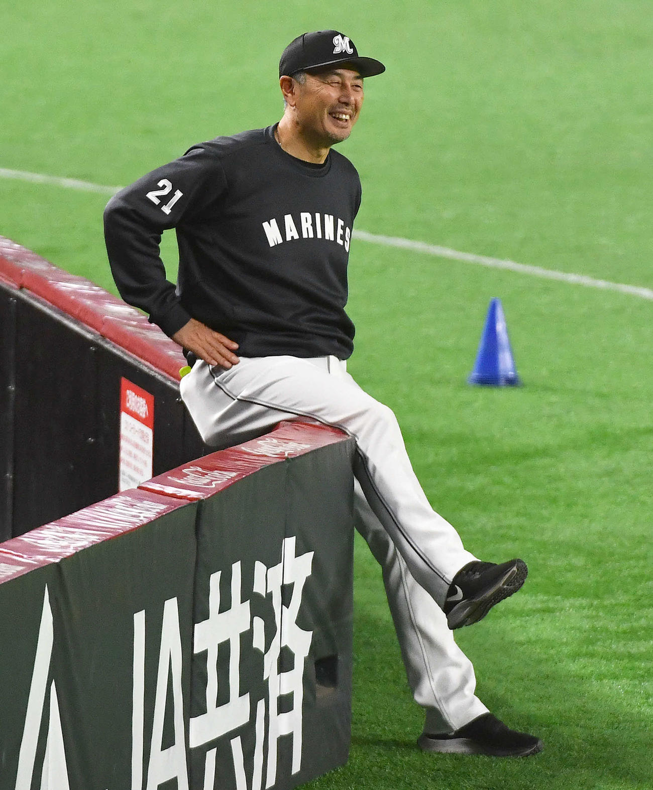笑顔を見せる吉井監督（撮影・岩下翔太）