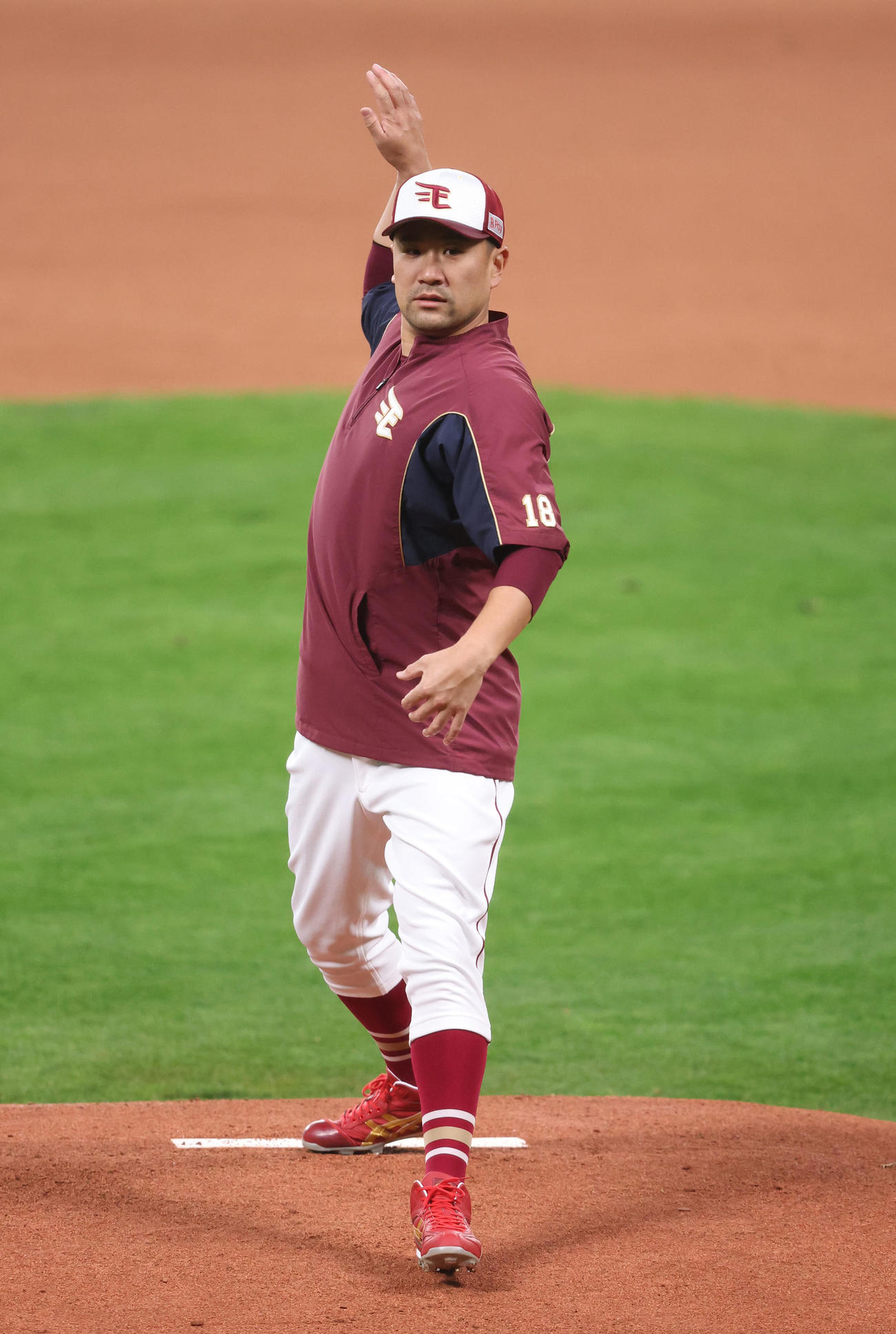 マウンドの感触を確かめる楽天開幕投手の田中将（撮影・佐藤翔太）
