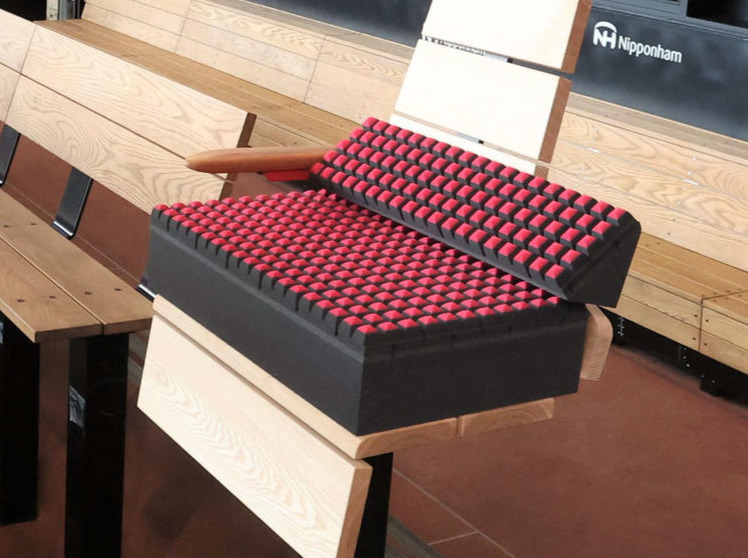 ベンチには監督専用席、新庄カラーの赤を基調としたクッション