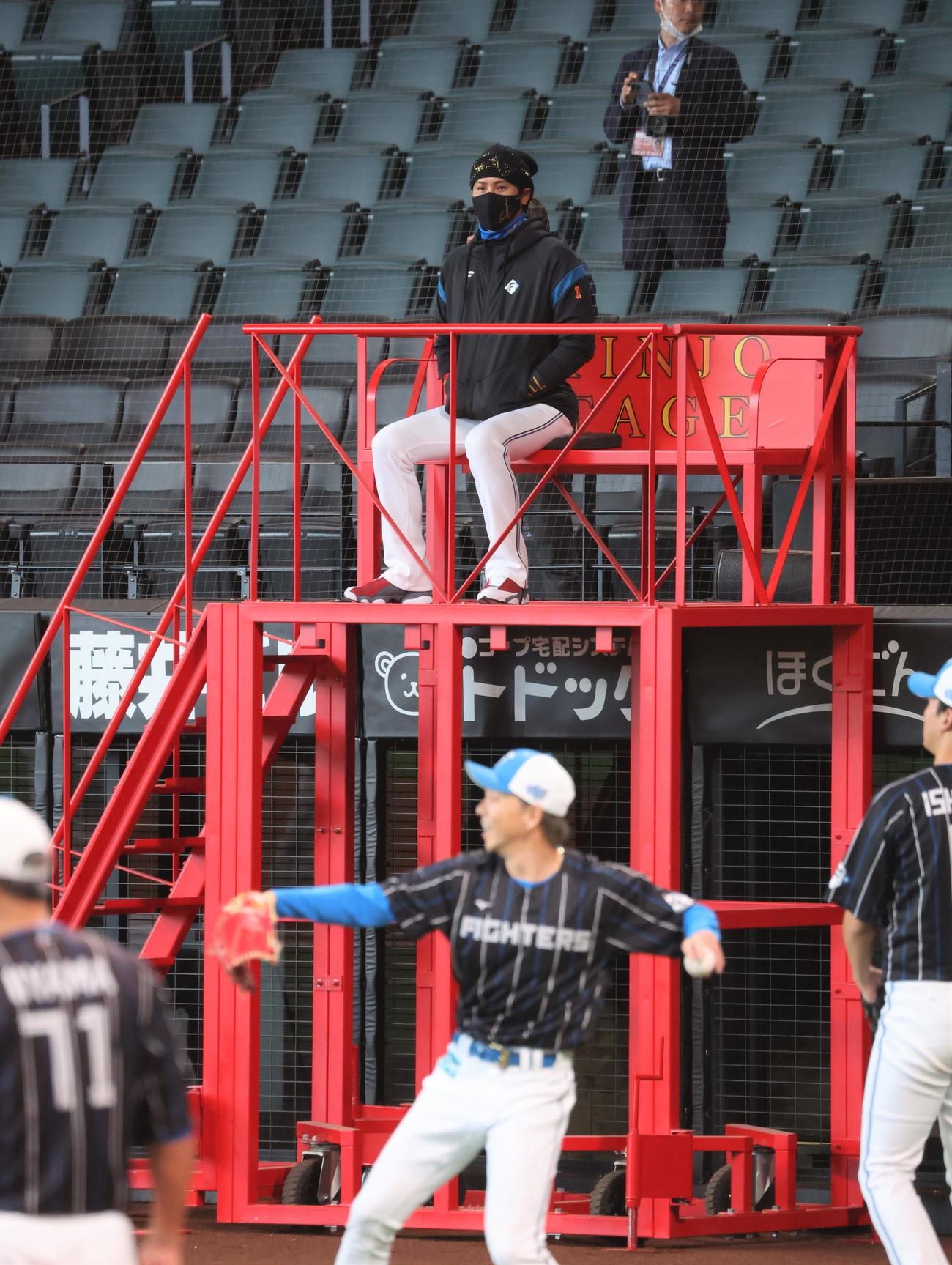 練習を見つめる日本ハム新庄監督（撮影・黒川智章）