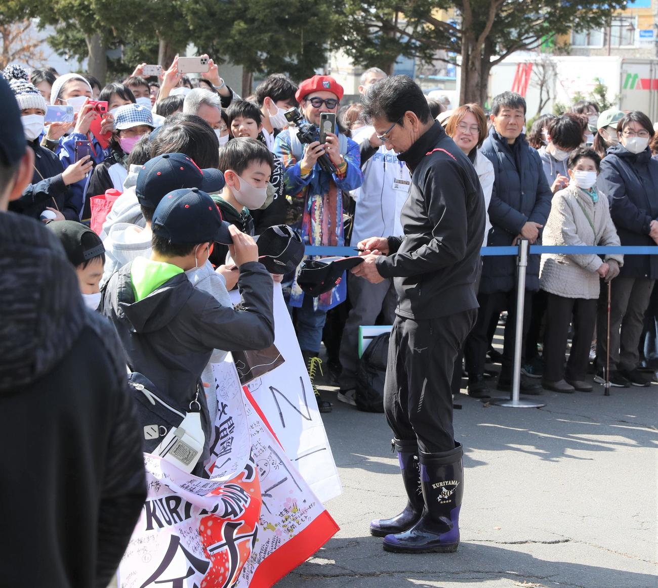 多くの栗山町民に出迎えられた侍ジャパンの栗山監督は地元の子どもたにサインする（撮影・黒川智章）
