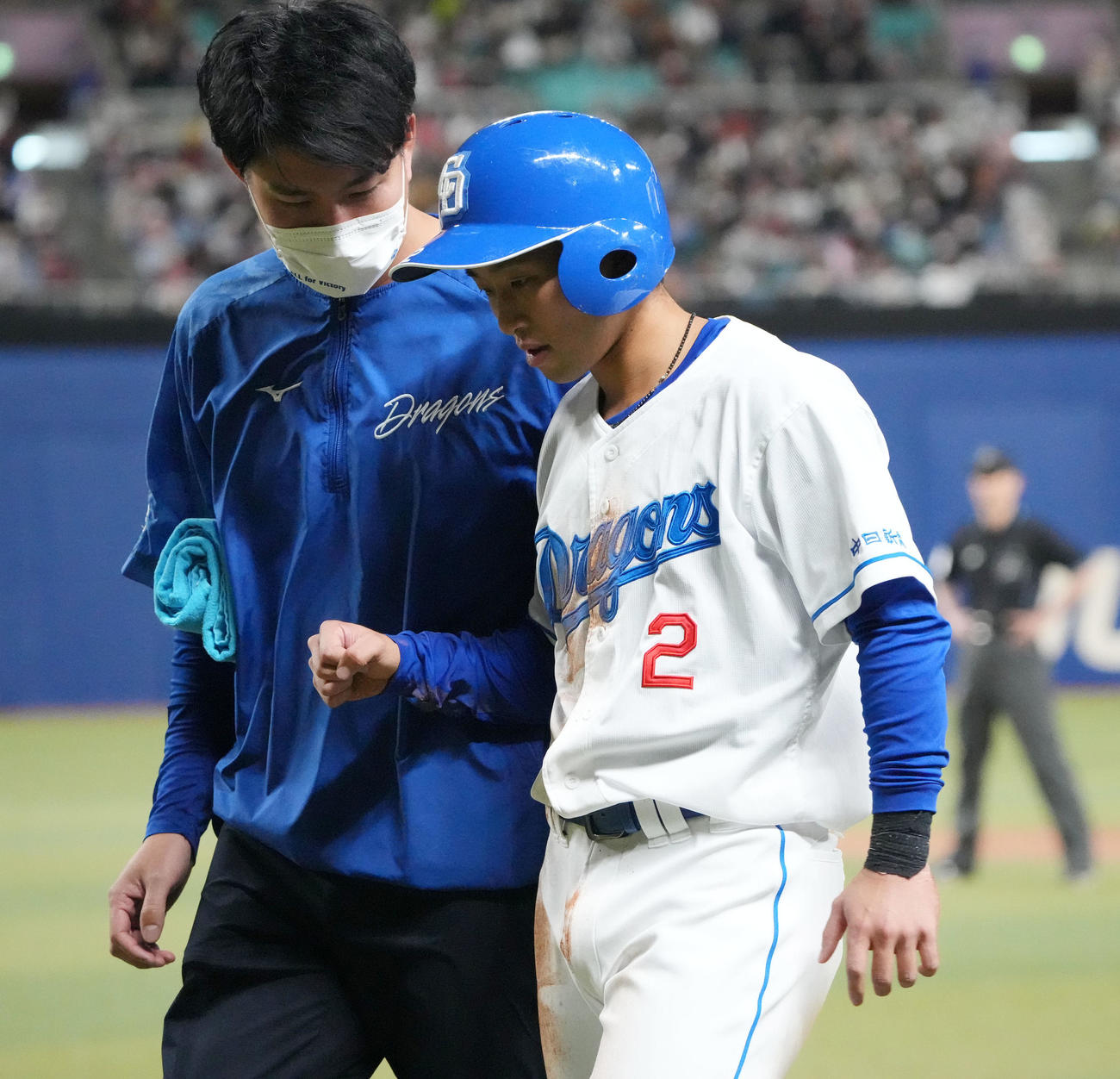 中日対楽天　5回裏中日1死一塁、帰塁時に負傷し交代する田中（右）（2023年3月19日撮影）