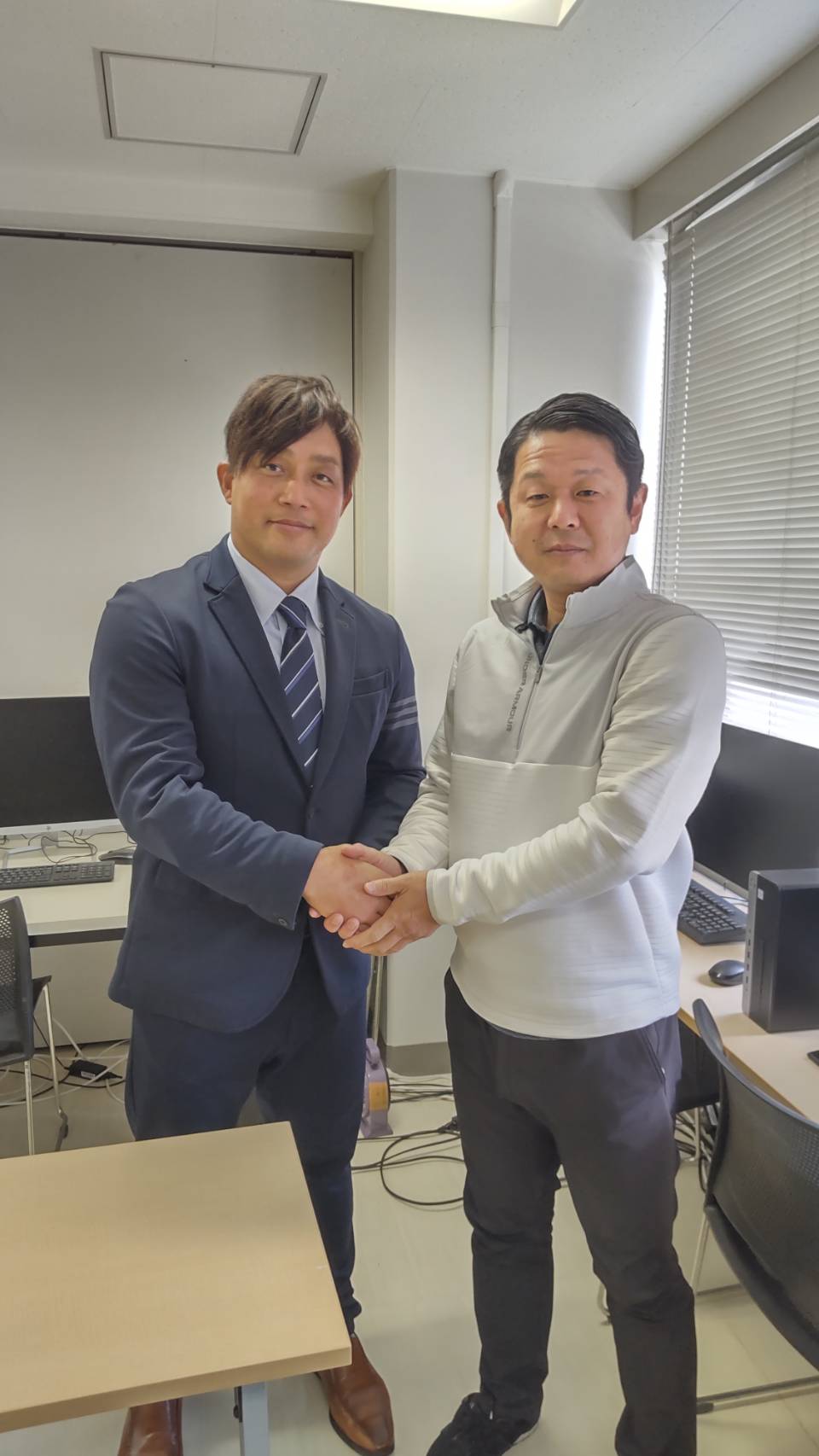 大阪ゼロロクブルズ藤井秀悟監督（左）と大阪国際大サッカー部・長野崇監督（撮影・柏原誠）